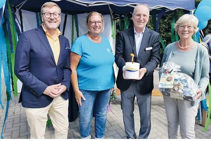 Gratulation zum 50. Bestehen (von links): Bürgermeister Sven Partheil-Böhnke, Kita-Leiterin Cornelia Techen, Propst Peter Barz und die ehemalige Leiterin Barbara Bergmann.