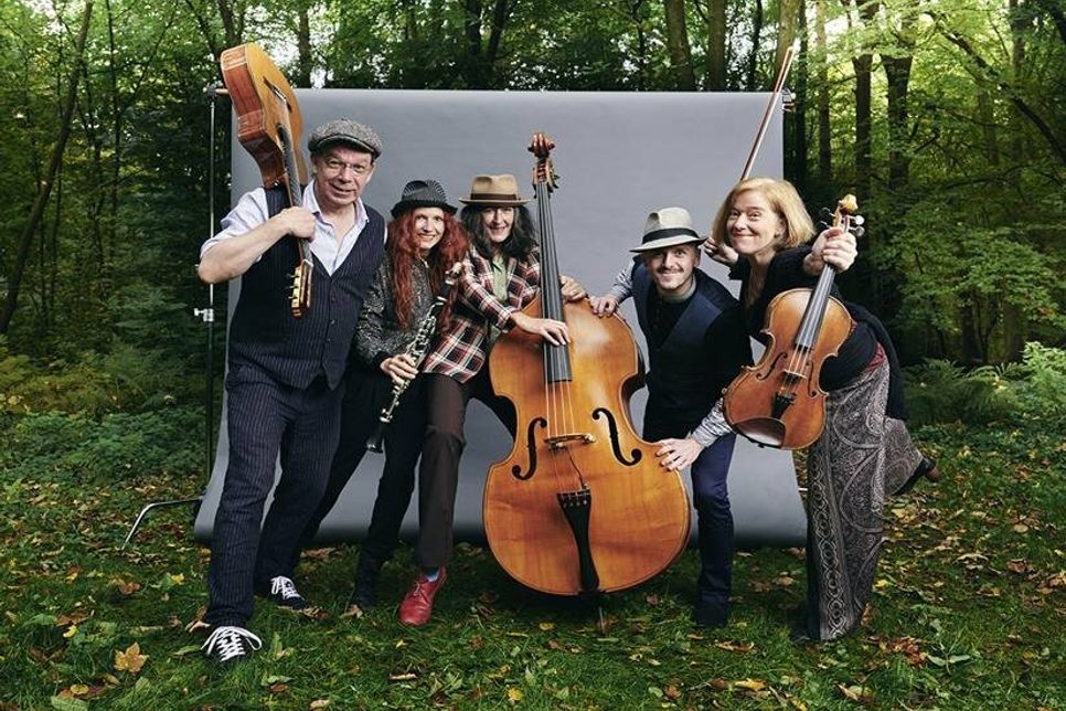 Mit ihrem passionierten und hoch virtuosen Spiel packt die Band ihr Publikum emotional jedes Mal aufs Neue – von zarter Melancholie bis hin zu absoluter Hochstimmung.