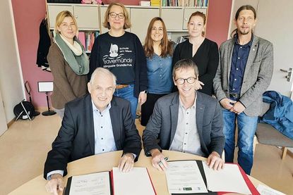 Vor den Augen von Kristin Adam (Leitung OGS), Schulleiterin Gesine Weinhold, Barbara Leder (Bilinguale Erziehung), Native-Speaker Myghin Rhodes und Matthias Thoms, Fachbereichsleiter Schulprojekte beim Kinderschutzbund, unterzeichnen Wolfgang Werner, Geschäftsführer „Bilinguale Erziehung in Lübeck“ (vorne links) und Henning Reimann, Geschäftsführer „Kinderschutzbund Ostholstein“, die Kooperationsvereinbarung.