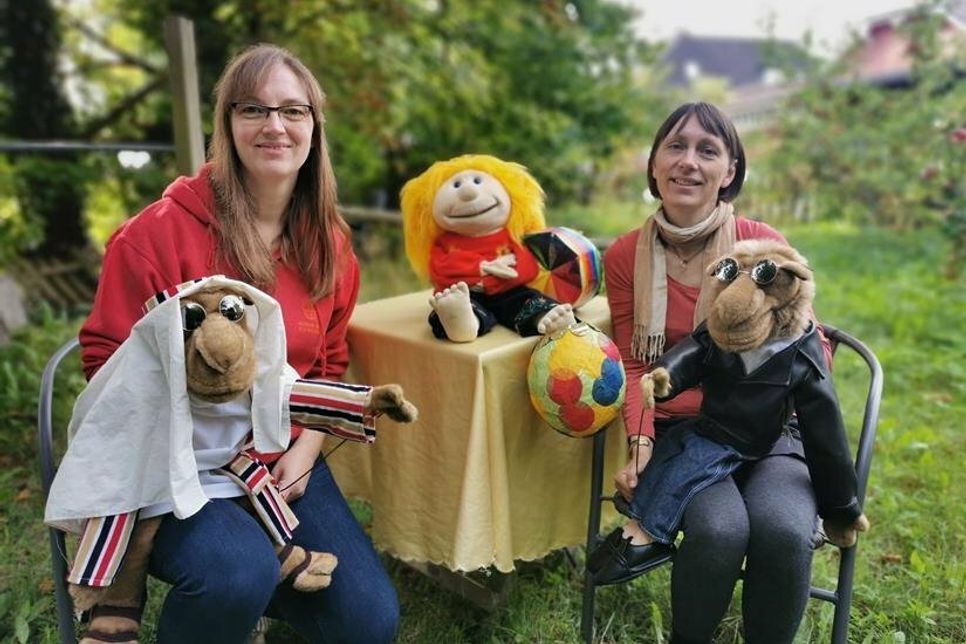 Ulrike Rasch (lks.) und Petra Sander mit den Puppen Abudabi, Jule und Jay-John.