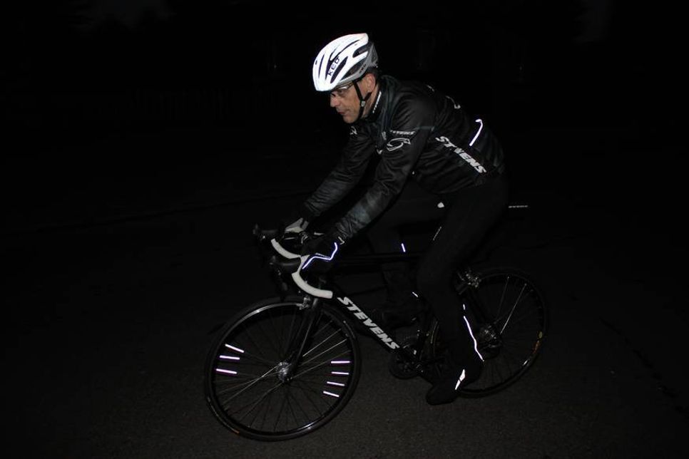 Kurt Bansen bei einer Testfahrt für das neuartige Helmsystem.