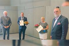 Gabriele Braune und Timo Gaarz (2.v.l.) wurden von Ostholsteins Landrat Reinhard Sager (l.), und Kreispräsident Harald Werner mit der Freiherr-vom-Stein-Verdienstnadel des Landes Schleswig-Holstein ausgezeichnet.