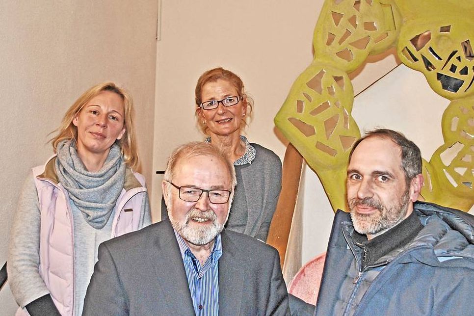Tim Hagemann, Michael Koch (Lions Club Eutin(vorn v.re.) überbrachten Silke Hüttmann (re) und Kathrin Hansen (Kinderschutzbund) die Spende.