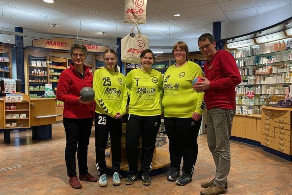 Sigrid und Jan Hering (lks. u. re.) übergaben drei Torwart-Trikots an die 2. Damenmannschaft der HSG Ostsee.