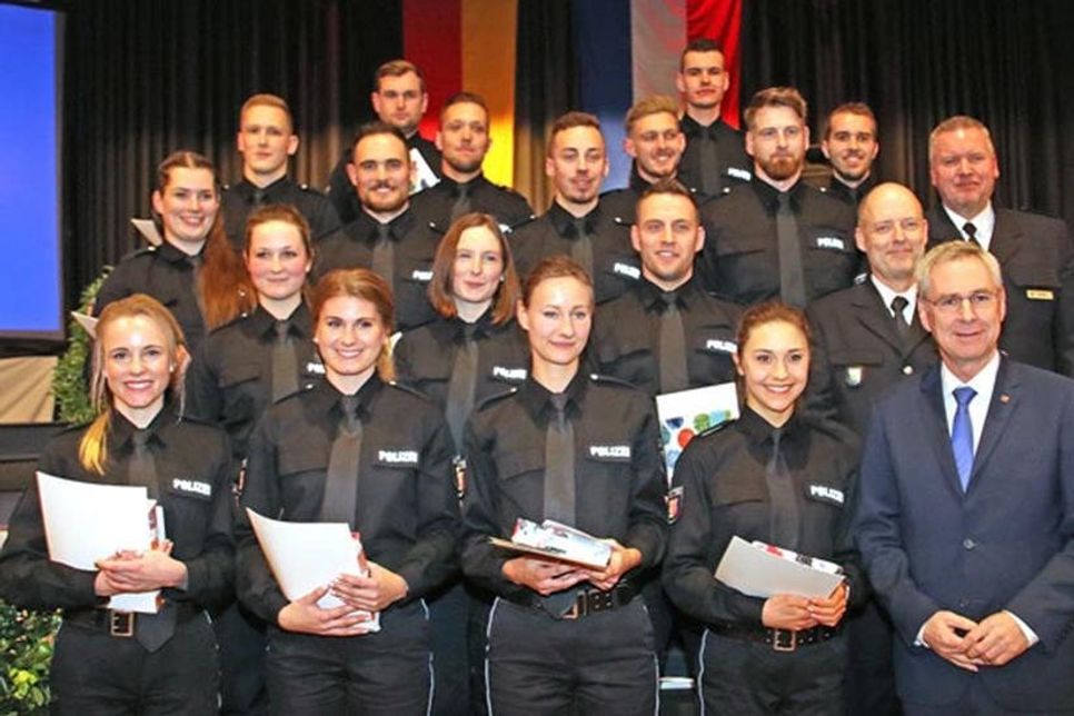 Die Jahrgangsbesten mit Staatssekretär Geerdts und dem Stellvertretenden Landespolizeidirektor Henning Nebbe und Polizeidirektor Arne Dunka.