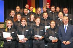 Die Jahrgangsbesten mit Staatssekretär Geerdts und dem Stellvertretenden Landespolizeidirektor Henning Nebbe und Polizeidirektor Arne Dunka.
