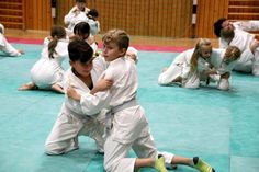 Kinder und Jugendliche lernen grundlegende und fortgeschrittene Brazilian Jiu-Jitsu Techniken.