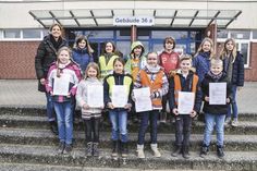 Erzieherin Claudia Franz mit den bisherigen und den neuen Konfliktlotsen (vorne mit ihren Urkunden).