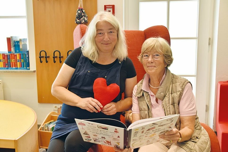 Stephanie Scheel von der Gemeindebücherei und Kinderherz-Vorsitzende Barbara Bergmann (rechts) freuen sich auf den „Lesespaß“.