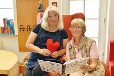 Stephanie Scheel von der Gemeindebücherei und Kinderherz-Vorsitzende Barbara Bergmann (rechts) freuen sich auf den „Lesespaß“.