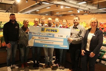 Spendenübergabe mit dem Edeka-Team aus Schönwalde sowie den Geschäftsführern Swen Rathjens (lks.), Reimer Jens (2. v. re.) sowie Janina Oldekop-Timm von der Sparkasse Holstein.