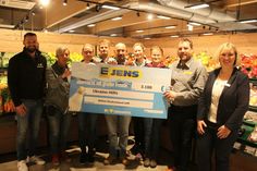 Spendenübergabe mit dem Edeka-Team aus Schönwalde sowie den Geschäftsführern Swen Rathjens (lks.), Reimer Jens (2. v. re.) sowie Janina Oldekop-Timm von der Sparkasse Holstein.