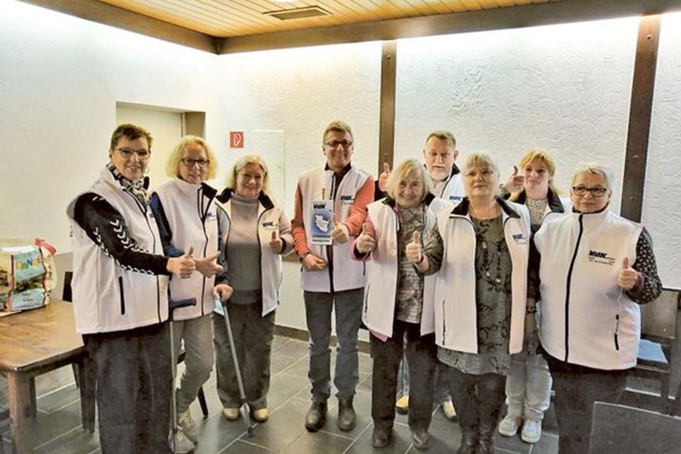 Der Vorstand des Ortsverbands VdK Oldenburg/Holstein von links: Thekla Stöppler, Kassenprüferin; Claudia Schöler, Schriftführerin; Christa Holcher, Frauenvertreterin; Christian Stöppler, 1. Vorsitzender; Ingeburg Groß, Beisitzerin; Karl-Heinz Schröter, stellvertretende Vorsitzender; Elke Andresen, Beisitzerin; Kerstin Grabenhof, Kassenprüferin; Gabriele Sporys, Kassenverwalterin