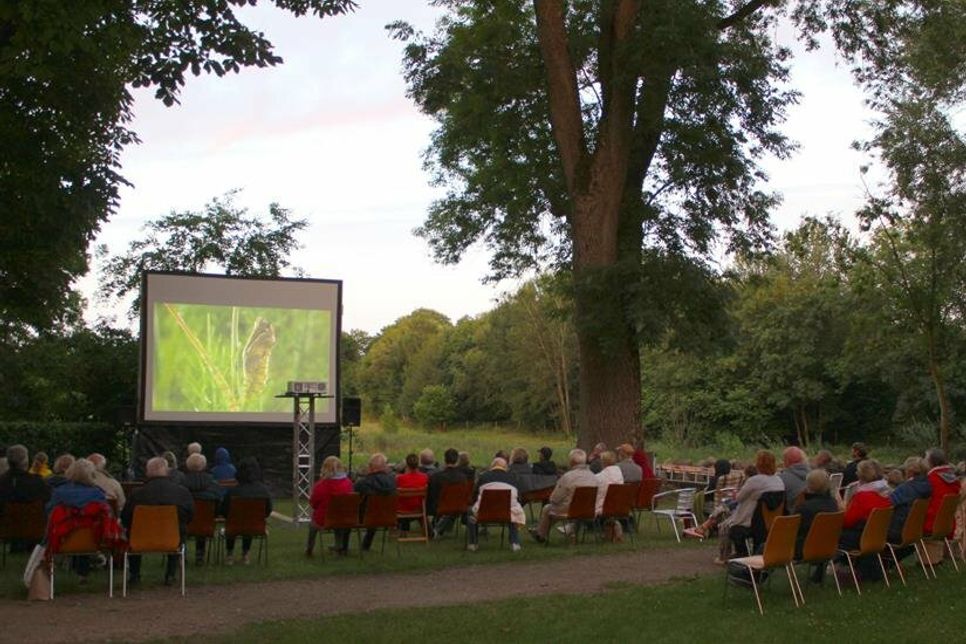 Die Besucher der zurückliegenden Vorstellungen im Rahmen des Kinosommers auf dem Pfarrhof Schönwalde zeigten sich begeistert von Filmauswahl und der einmaligen Atmosphäre des Naturerlebnisraumes als „Kinosaal“. Am 28. August um 21 Uhr schließt der Kinosommer mit der Luftbild-Doku „Die Ostsee von oben“.