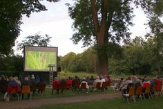 Die Besucher der zurückliegenden Vorstellungen im Rahmen des Kinosommers auf dem Pfarrhof Schönwalde zeigten sich begeistert von Filmauswahl und der einmaligen Atmosphäre des Naturerlebnisraumes als „Kinosaal“. Am 28. August um 21 Uhr schließt der Kinosommer mit der Luftbild-Doku „Die Ostsee von oben“.