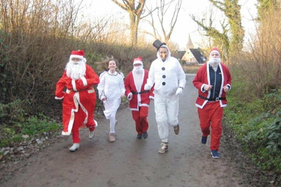 Beim Nostalgie-Lauf gehen einige Sportler in weihnacht-winterlichem Outfit an den Start.