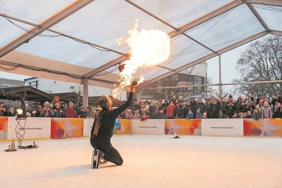 Mit einer Feuershow verabschiedete sich die „Eiswelt Scharbeutz“. (Foto: www.luebecker-bucht-ostsee.de)