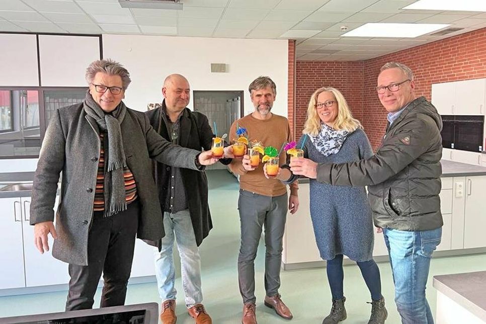 Mit fruchtigen Cocktails wurde auf die neue Küche angestoßen