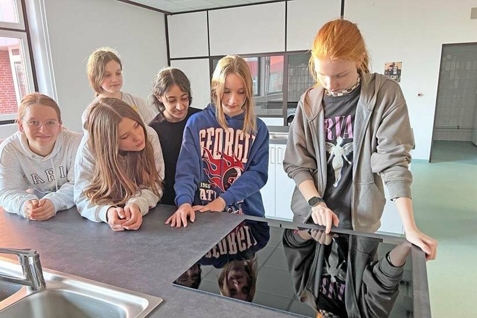 Die Schüler*innen freuen sich aufs Kochen.