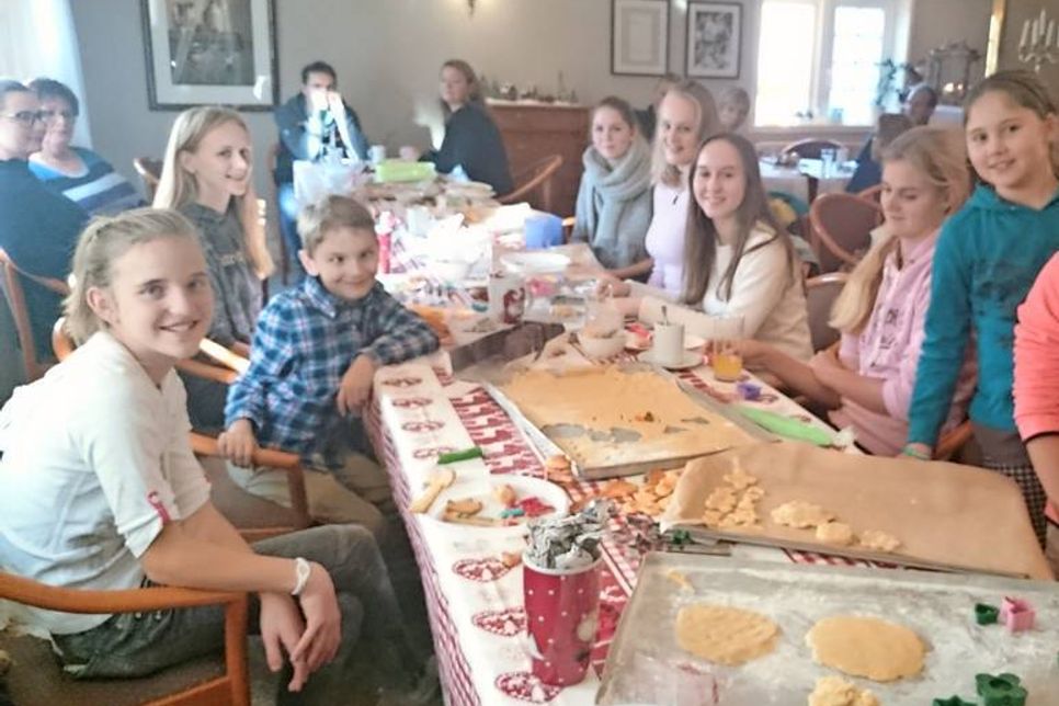 Alle Jahre wieder hat die Brodauer Golfjugend Spaß beim Knusperhäuschenbauen.