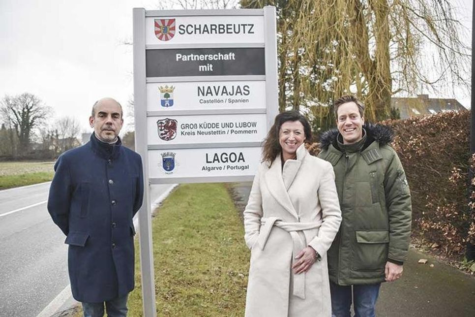 Bürgermeisterin Bettina Schäfer und ihr Amtskollege Luís Encarnação aus Lagoa (Portugal) enthüllten gemeinsam das erste Partnerschaftsschild am Ortseingang in der Luschendorfer Straße. Mit den Beiden freut sich Jan-Taken de Vries (rechts), der seit vielen Jahren gute Kontakte zur Scharbeutzer Partnerstadt in der portugiesischen Algarve pflegt.