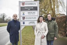 Bürgermeisterin Bettina Schäfer und ihr Amtskollege Luís Encarnação aus Lagoa (Portugal) enthüllten gemeinsam das erste Partnerschaftsschild am Ortseingang in der Luschendorfer Straße. Mit den Beiden freut sich Jan-Taken de Vries (rechts), der seit vielen Jahren gute Kontakte zur Scharbeutzer Partnerstadt in der portugiesischen Algarve pflegt.