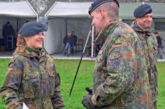Kommandeur Alexander Radü zeichnet Saskia Denise Schmidt mit der Ehrenmedaille der Bundeswehr aus. - Oliver Mahler (r.) wurde für 25 Dienstjahre gewürdigt.