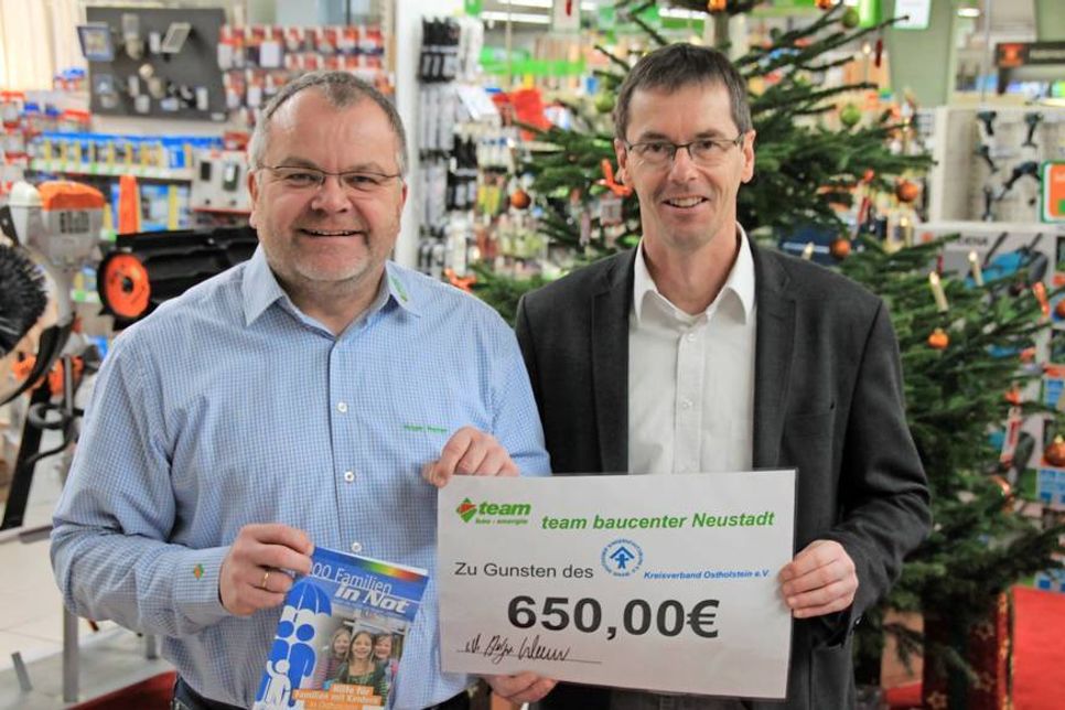 Holger Werner und Henning Reimann (v. lks.) setzen sich gegen die Ausbreitung der Kinderarmut sowie einer Förderung von bedürftigen Familien ein.