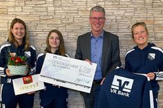 Die BCG Fußball-Damenmannschaft bedankt sich bei Ulf Braune von der VR Bank zwischen den Meeren.