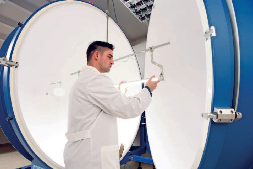 Sie sind schon jetzt extrem begehrt und können aus mehreren Angeboten auswählen: Ingenieure der Elektro- und Informationstechnik. Foto: VDE/akz-o.