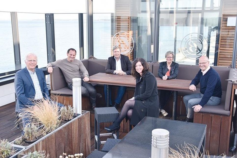 Nach dem Gedankenaustausch in Scharbeutz: Landrat Reinhard Sager (von links), Gastronom und Strandkorbvermieter Lino Cimmino („Capolino“), Hotelier Töns Haltermann („Bayside“), Bürgermeisterin Bettina Schäfer, die Inhaberin von Ostsee-Appartements Heike Wongel, Gabriela Prehn, und Hoteldirektor Moritz Schmid-Burgk („Gran Belveder“).