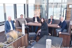 Nach dem Gedankenaustausch in Scharbeutz: Landrat Reinhard Sager (von links), Gastronom und Strandkorbvermieter Lino Cimmino („Capolino“), Hotelier Töns Haltermann („Bayside“), Bürgermeisterin Bettina Schäfer, die Inhaberin von Ostsee-Appartements Heike Wongel, Gabriela Prehn, und Hoteldirektor Moritz Schmid-Burgk („Gran Belveder“).
