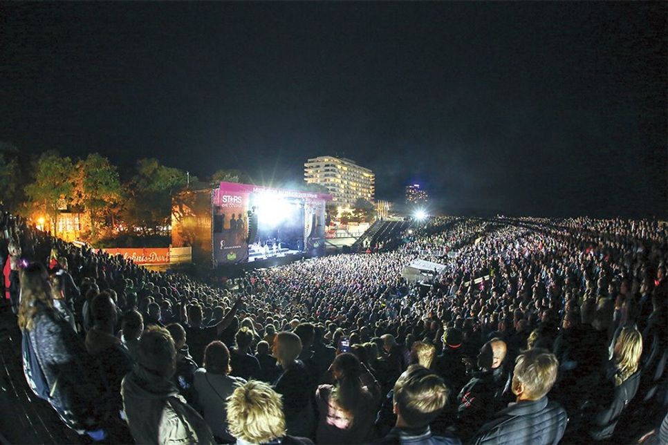 Großveranstaltungen wie „Stars am Strand“ mit 5.000 Zuschauern in der Musik-Arena am Timmendorfer Strand sind aufgrund der Corona-Pandemie in diesem Jahr nicht möglich, auch viele kleine und mittelgroße Veranstaltungen wie beispielsweise in der Trinkkurhalle oder das beliebte „Anbaden“ können aktuell nicht stattfinden.