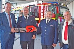 Bürgermeister Björn Demmin (li.) und Dietmar Zgaga von der Firma Rosenbauer (re.) übergaben Wehrführer Manfred Wenselowski (2.v.li.) und Gerätewart Jens Klotz (2.v.re.) das neue HLF 20