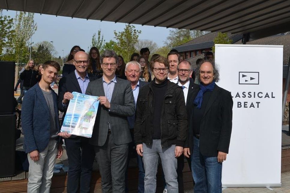 Marc Tietz und Hans-Wilhelm Hagen (beide Neue-Musik-Impulse Schleswig-Holstein), André Rosinski (Tourismus-Agentur Lübecker Bucht), Peter Schultalbers, Michael Knarr und Jan-Taken de Vries (jeweils Grund- und Gemeinschaftsschule der Gemeinde Scharbeutz), Jörn Grabbert (Volksbank Eutin Raiffeisenbank eG) und Prof. Bernd Ruf (Musikhochschule Lübeck) (v. lks.).