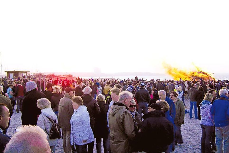 Das traditionelle Osterfeuer am Niendorfer Freistrand ist alljährlich Anziehungspunkt für Urlauber und Treffpunkt für Einheimische. (Foto: René Kleinschmidt)