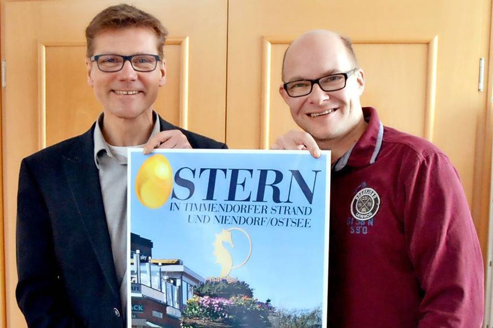 Tourismuschef Joachim Nitz freut sich mit Musikmoderator René Kleinschmidt (re.), der bei allen drei Oster-Veranstaltungen wieder als Discjockey dabei ist, auf das Osterprogramm in Timmendorfer Strand und Niendorf/Ostsee.