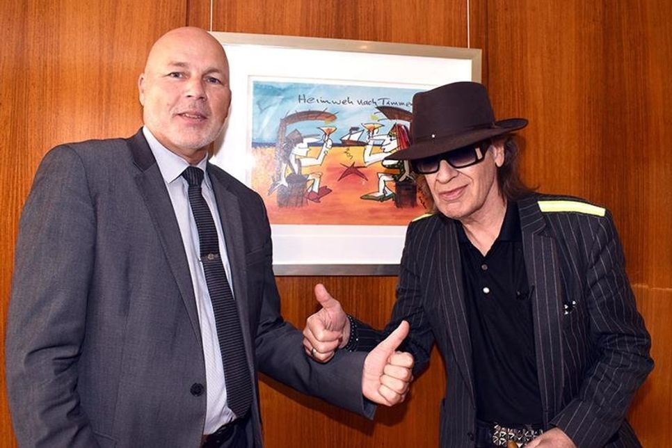 Kultsänger Udo Lindenberg und Hoteldirektor Jochen Stop (Maritim Seehotel, links) kennen sich bereits seit über 45 Jahren. Für Udo und seine Crew sind die Bedingungen vor Ort ideal. (Exklusiv-Foto: René Kleinschmidt)