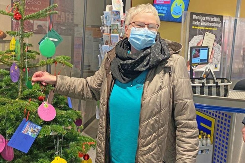 Edith Schwarz hat den ersten Wunsch vom Baum gepflückt, um ein Kind aus der Gemeinde glücklich zu machen.