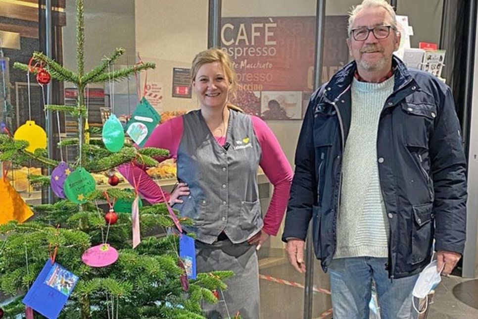 Aufgestellt am 2. Dezember 2021. Julia Voigt, EDEKA-Marktleiterin, und Initiator Fried Schwien freuen sich über den bunten Wunschbaum.