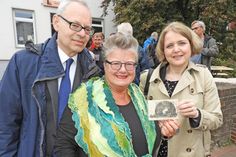 Mit einer Ansichtskarte, auf der ein Gruß ihrer Ur-Großmutter Alice Nathan zu lesen ist, beschenkte Regine Jepp (Bürgergemeinschaft) Nicola Weil und Ehemann Doug Markovits.