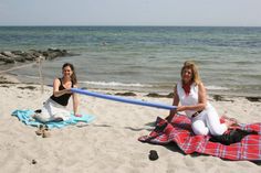 Mit Schwimmnudel als Abstandhalter: Tabea Braun von der Tourismus-Agentur Lübecker Bucht (lks.) und Britta Proband von der Sparkasse Holstein.