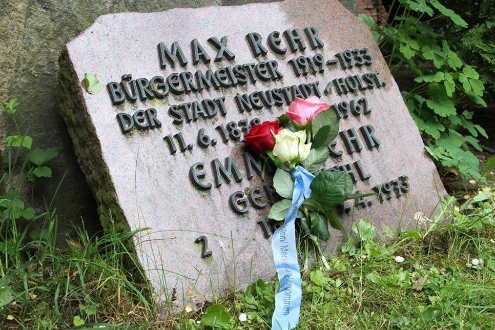 Die drei verschiedenfarbigen Rosen symbolisieren Liebe, Licht und Leben.