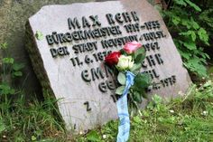 Die drei verschiedenfarbigen Rosen symbolisieren Liebe, Licht und Leben.