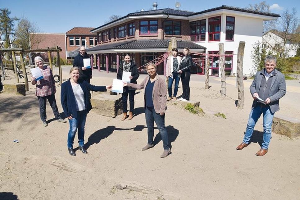 Übergabe des Schulfeedbacks im Frühjahr 2021 durch Viven Kerber (IQSH) an Schulleiterin Esther Passig. Darüber freuen sich auch Personlrätin Ortrud von Moellendorf (links), Konrektor Axel Frieb-Preis, Melanie Puschaddel-Freitag, Marion und Vanessa Vits und Schulrat Thomas Panten.