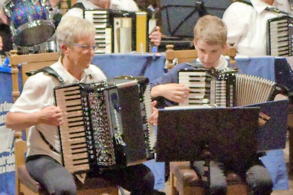 Ulla Borchert, die Orchesterleiterin der Ostseekrabben, freut sich auf neue musikalische Herausforderungen in der St. Stephanus-Kirche in Dahme. Auf unserem Bild spielt sie gemeinsam mit einem Nachwuchsspieler des Orchesters.