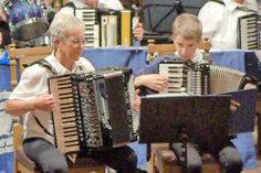 Ulla Borchert, die Orchesterleiterin der Ostseekrabben, freut sich auf neue musikalische Herausforderungen in der St. Stephanus-Kirche in Dahme. Auf unserem Bild spielt sie gemeinsam mit einem Nachwuchsspieler des Orchesters.
