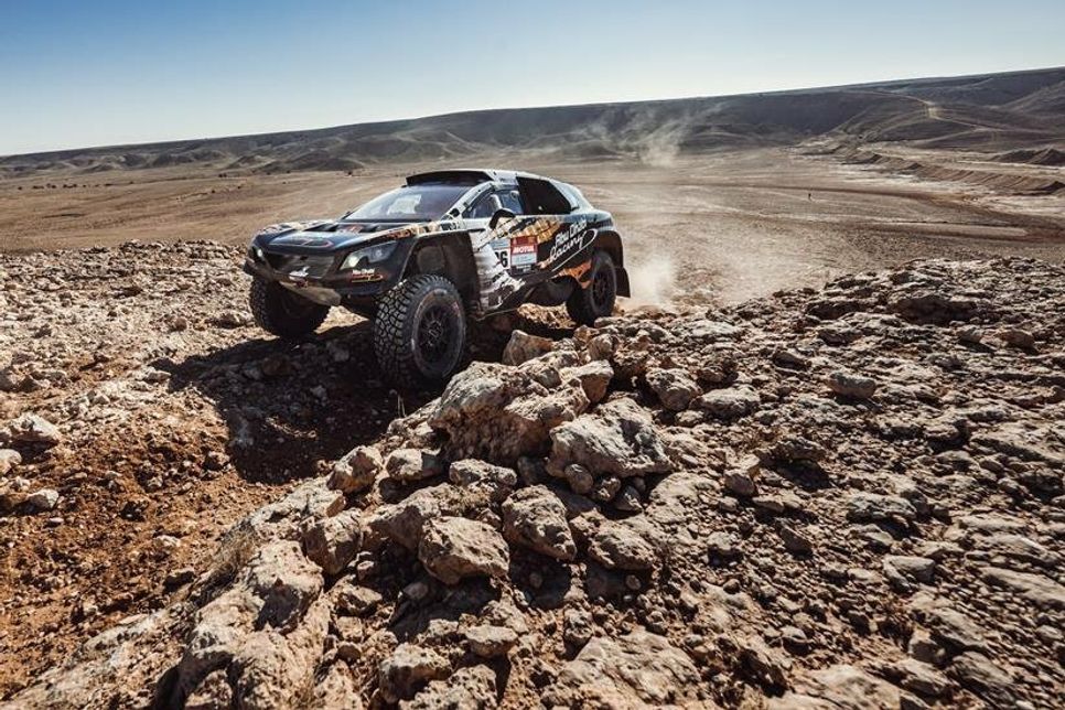 Schwierige Wegfindung und Wechsel aus Tempo-Pisten, schmalen Pfaden und Dünen zum Abschluss der ersten „Dakar“-Woche für Pilot Scheich Khalid Al-Qassimi und Beifahrer Dirk von Zitzwitz. Foto: MCH Photo