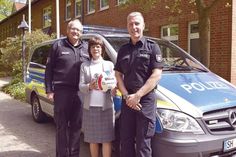 Hauptkommissar Jörg Wischnewski, Leiter der Polizeistation Timmendorfer Strand, und Polizeihauptmeister Nicky Päsch (re.), Organisator des Benefiz-Turniers, nehmen Heidi Menorca, Vorsitzende der „Lübeck-Hilfe für krebskranke Kinder“, in ihre Mitte. (Foto: René Kleinschmidt)