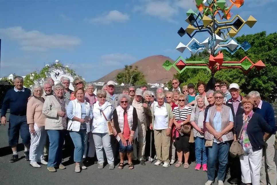 Lanzarote. Derzeit genießt eine Reisegruppe von Möller Reisen das wunderbare Wetter auf der kanarischen Insel Lanzarote und sendet von der letzten Station vor dem Haus von Cesar Manrique herzliche Grüße an die Daheimgebliebenen. (gm)